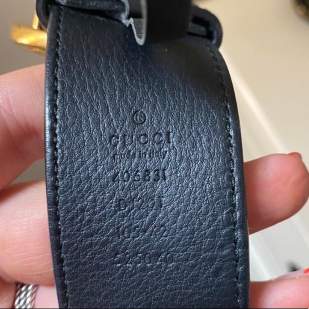Lightly used black leather Gucci belt